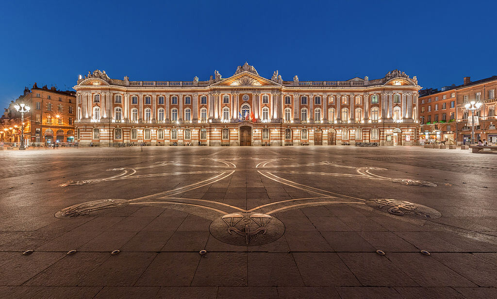 Place du Capitole à Toulouse, avec la croix occitane au sol